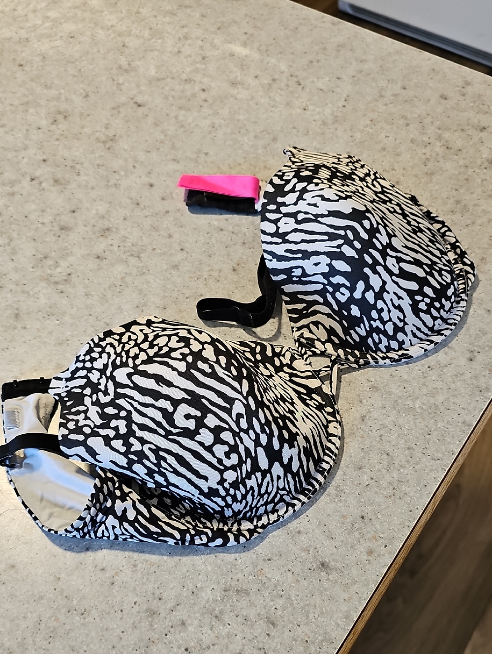 La SENZA 36D Black and White Hook-and-Eye Bra - Picture 2 of 6